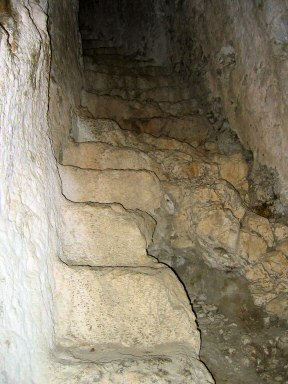 De originele ondergrondse trap om bij de burcht te komen